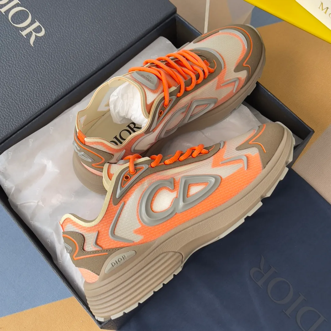 [DIOR] P: 560💰 Men's 39-44 (customized at 45.46) Dior Dior B30 series Countdown technology sneakers casual dad shoes This B30 Countdown technology sneaker is a new product in the 2026 spring men's wear series. The sports silhouette combines high-end logos and technological performance, making it unique. Lightweight and comfortable, it's inspired by modern running and crafted from materials like white and gray N30 nylon, a breathable technical fabric with multiple layers of translucence. Decorated with navy blue injection molded rubber panels and a graphic reinterpretation of the CD30 logo to enhance the style. Rubber Dior B30 and CD30 logos on the tongue and backside. The textured-effect sole is made from elastic rubber and foam and features classic details for ideal comfort. Can be matched with sportswear and casual outfits to create a sophisticated look. Exquisite packaging at the delivery counter 🛍📦 ▪️Fabric: original customized technical fabric + mesh ▪️Inner lining: customized breathable lining ▪️Outsole: original molded IP foam + TPU outsole ▪️Insole thickness: 3.5CM